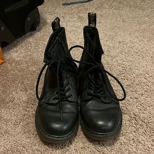 Used drmartens. Few scratches on toe area. Other than that in great condition.